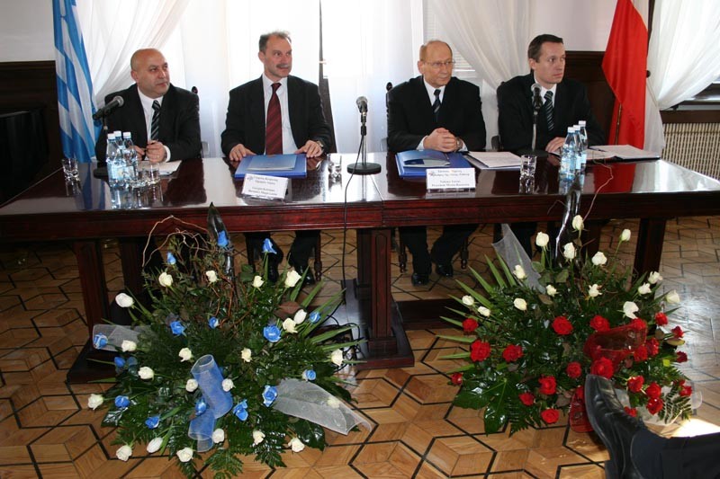 Uroczystość podpisania umowy partnerskiej, w sali sesyjnej siedzą prezydenci miast